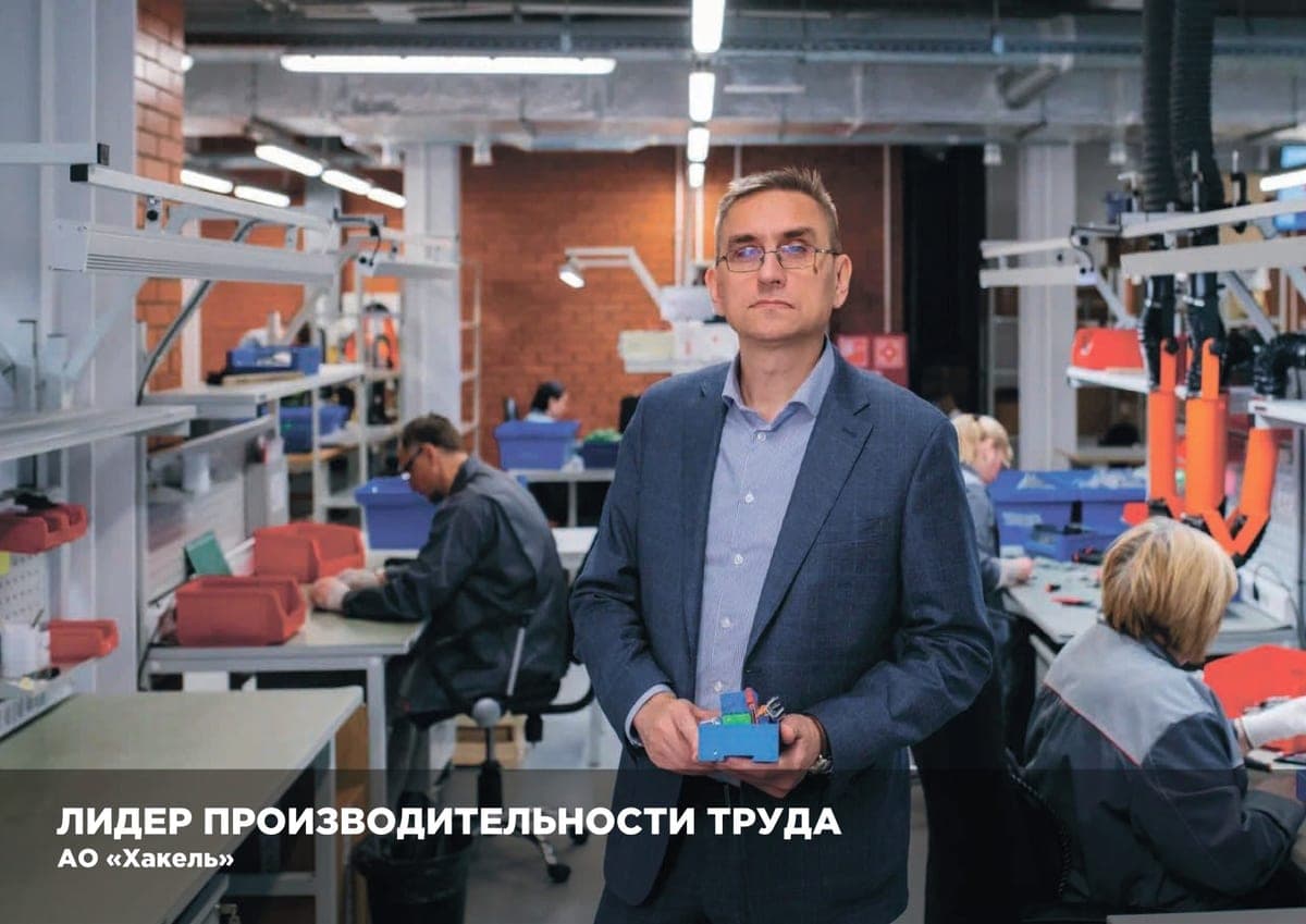 Представитель АО "Хакель" в цехе электронного производства