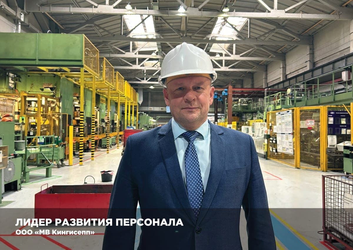 Представитель ООО «МВ Кингисепп» в производственном цехе