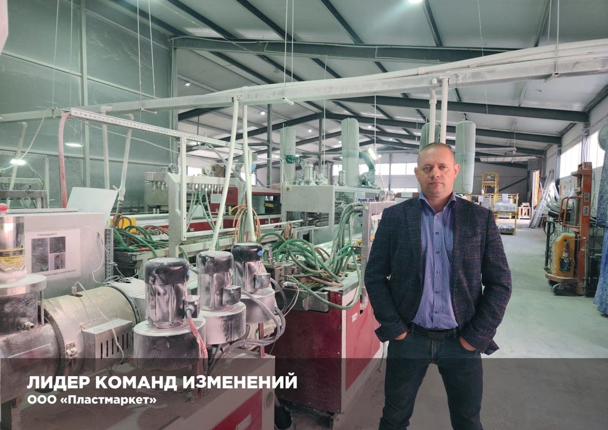 Представитель ООО "Пластмаркет" в производственном цехе