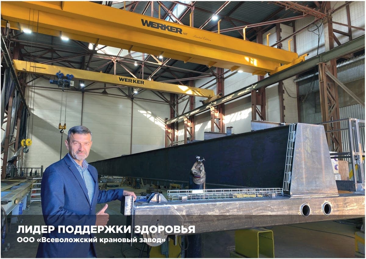 Представитель ООО "Всеволожский крановый завод" в производственном цехе